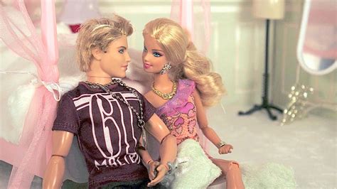 Jul 30, 2023 · When Stereotypical Barbie (Margot Robbie) decides to leave Barbieland and become a real human, it appears Gloria (America Ferrera) and her family are dropping her off for a job interview. Instead ... 